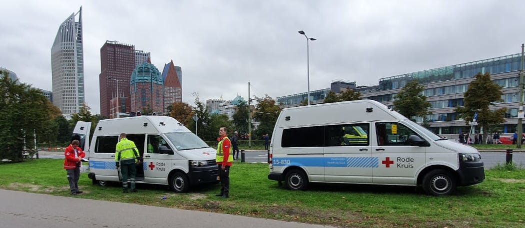 Two NHT teams stand by in The Hague on the Malieveld in response to a large farmer protest. Image credit: https://www.facebook.com/nhhaaglanden/photos/pcb.905145126520987/905144883187678/